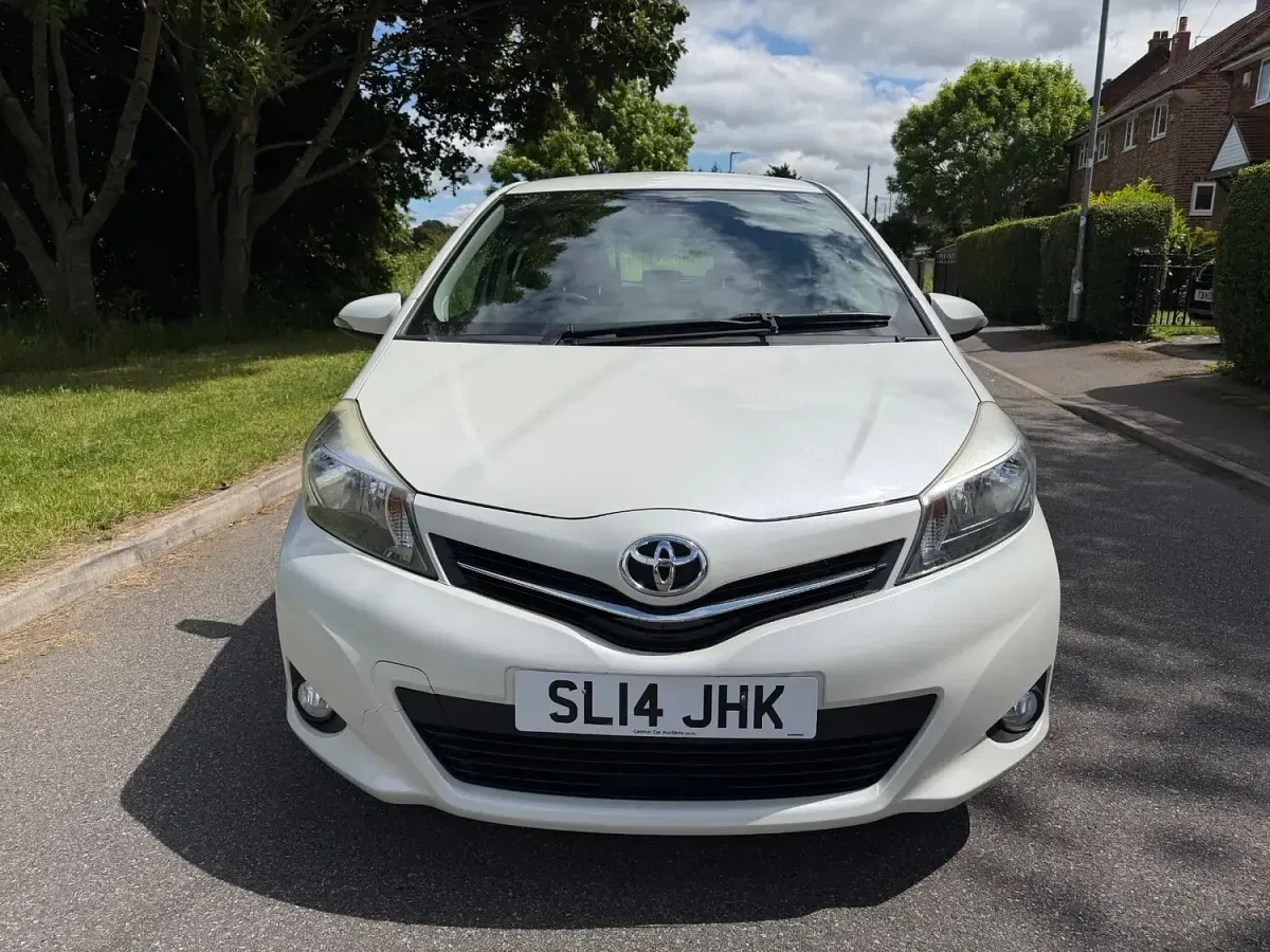 Used Toyota Yaris 99 HP (72 kW) 2014 White Hatchback