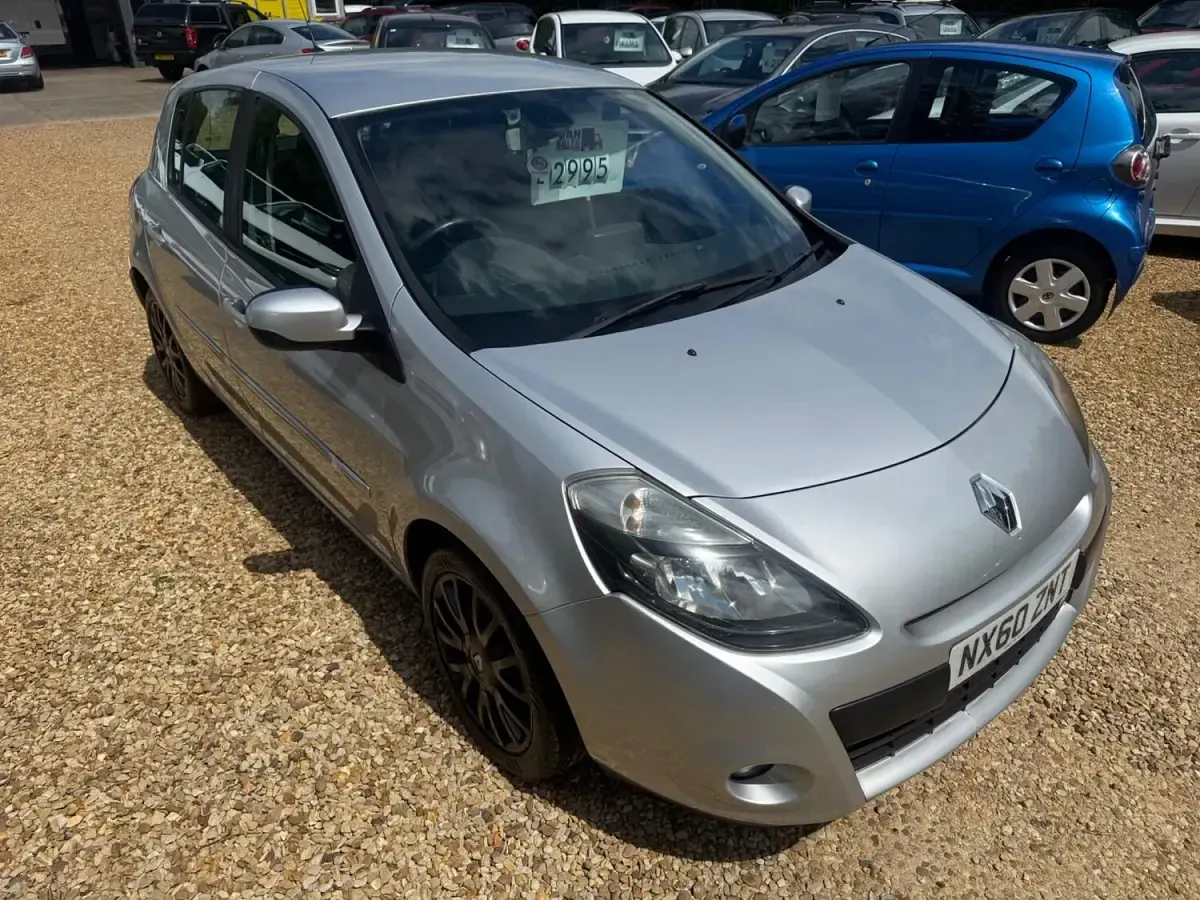 Used Renault Clio Dynamique 86 HP (63 kW) 2010 Silver Hatchback