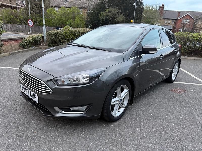 Begagnad Ford Focus Titanium 125 HK (91 kW) 2017 Grå Halvkombi