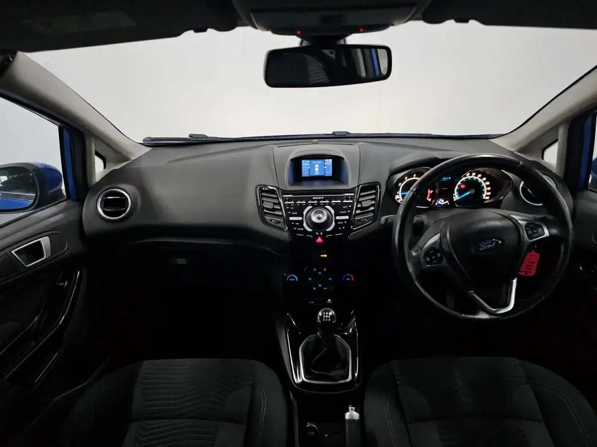 Begagnad Ford Fiesta Titanium 2013 Blå Halvkombi
