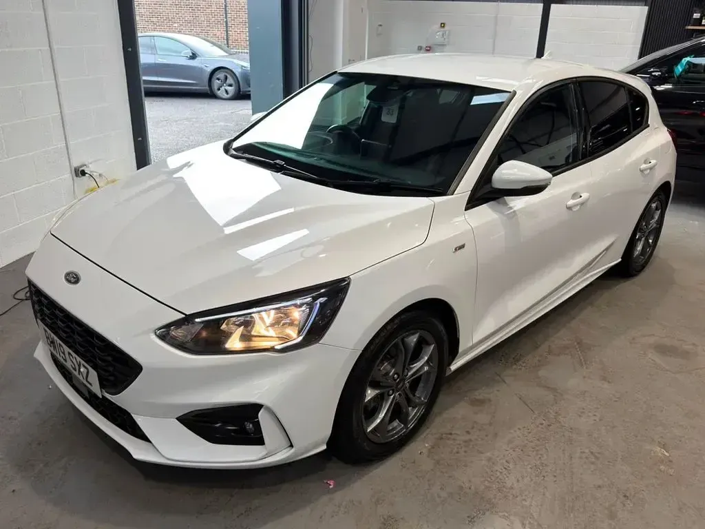 Used Ford Focus ST-Line 125 HP (91 kW) 2019 White Hatchback