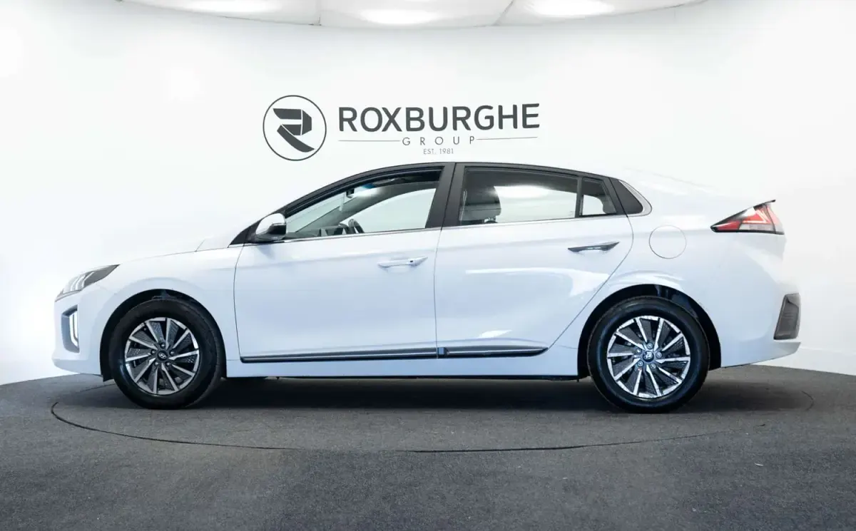 Begagnad Hyundai Ioniq Premium 2023 Vit Halvkombi