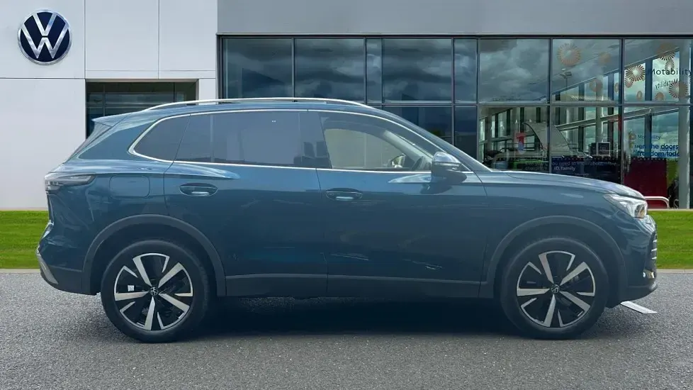 Used VW Tiguan Elegance 204 HP (150 kW) 2025 Nightshade blue metallic SUV