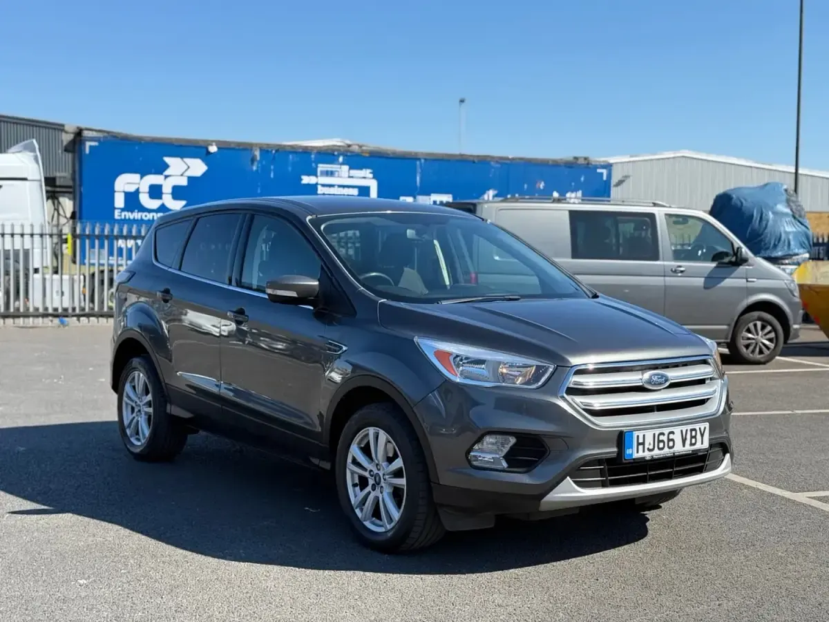 Begagnad Ford Kuga Zetec 150 HK (110 kW) 2017 Grå SUV