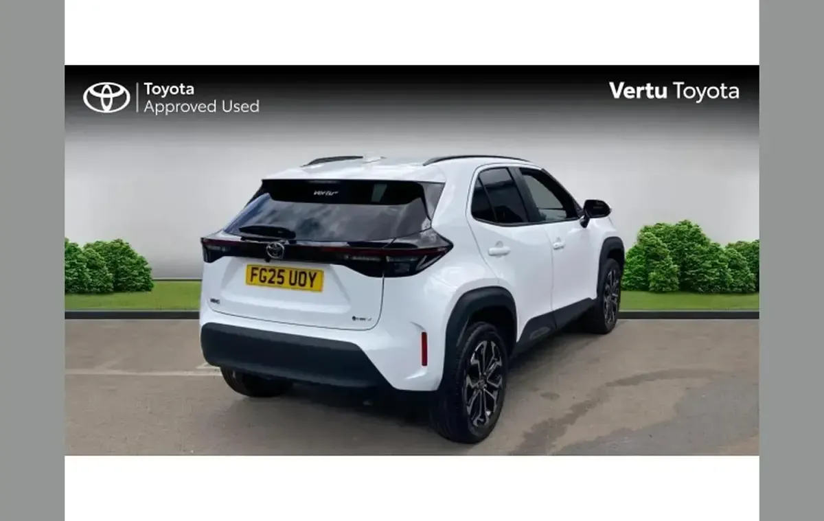 Used Toyota Yaris Cross Design 113 HP (83 kW) 2025 White SUV