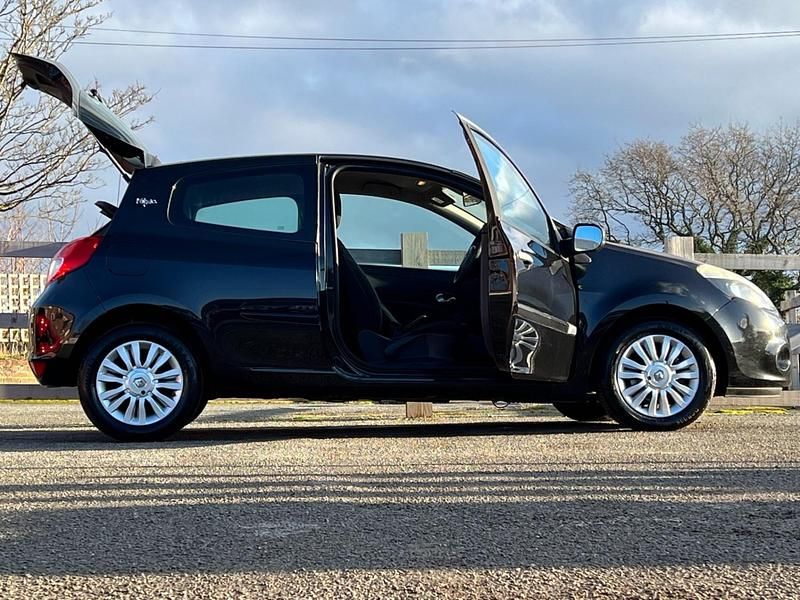 Usado Renault Clio II 75 HP (55 kW) 2011 Preto Citadino