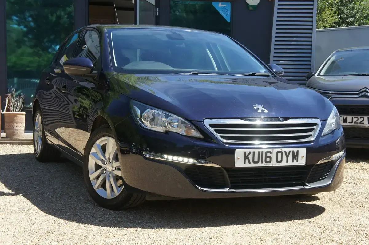 Used Peugeot 308 Active 120 HP (88 kW) 2016 Blue Hatchback