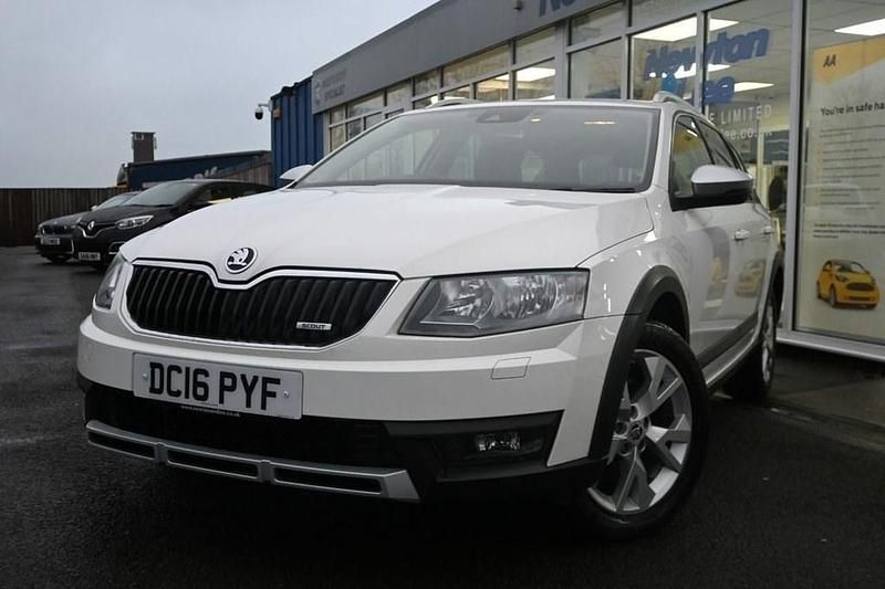 Used Skoda Octavia 184 HP (135 kW) 2016 White Hatchback