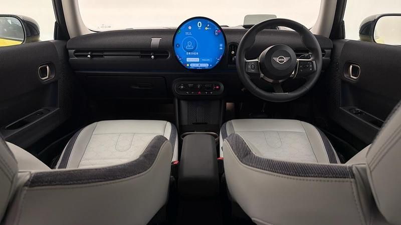 Used Mini Cooper Hatch 154 HP (113 kW) 2024 Yellow Hatchback