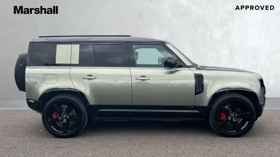 Używany Land Rover Defender 300 KM (220 kW) 2024 Zielony SUV