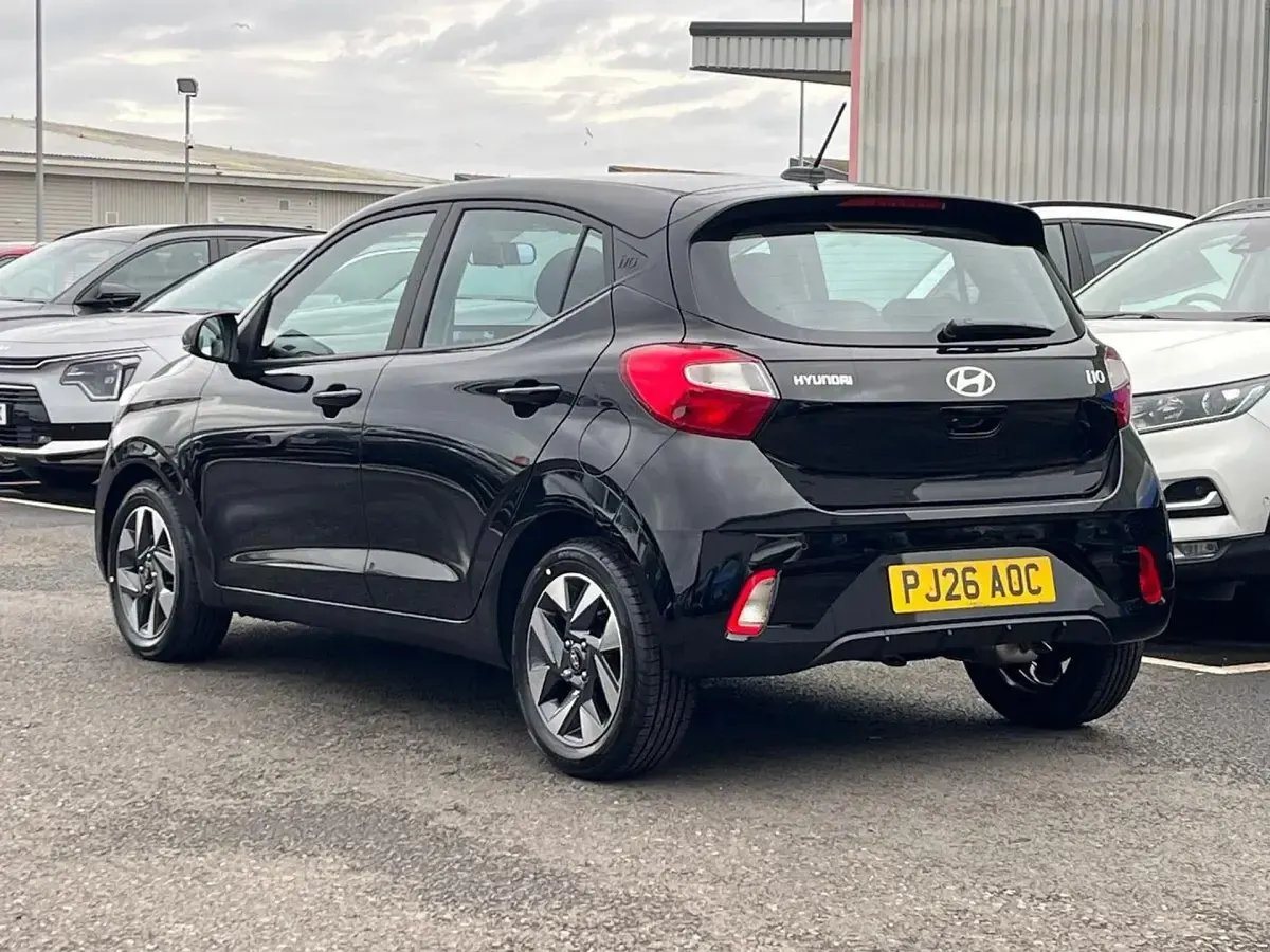 Ny Hyundai i10 Advanced 83 HK (61 kW) 2025 Röd Halvkombi