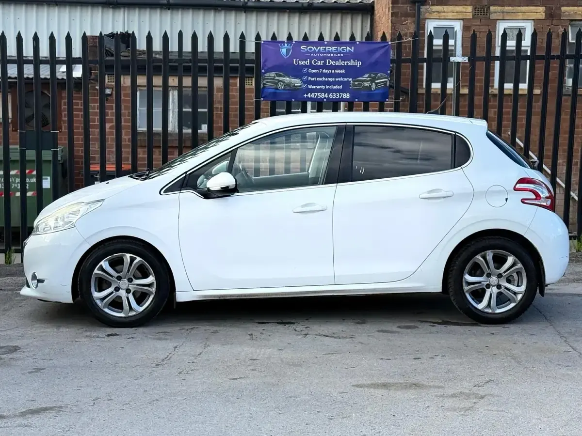 Used Peugeot 208 Allure 115 HP (84 kW) 2012 White Hatchback