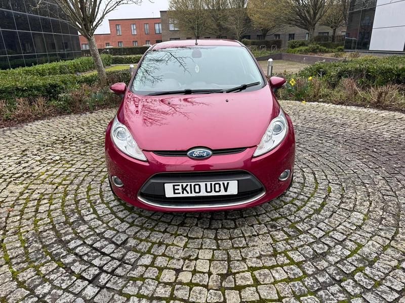 Usado Ford Fiesta Titanium 118 HP (86 kW) 2010 Vermelho Citadino
