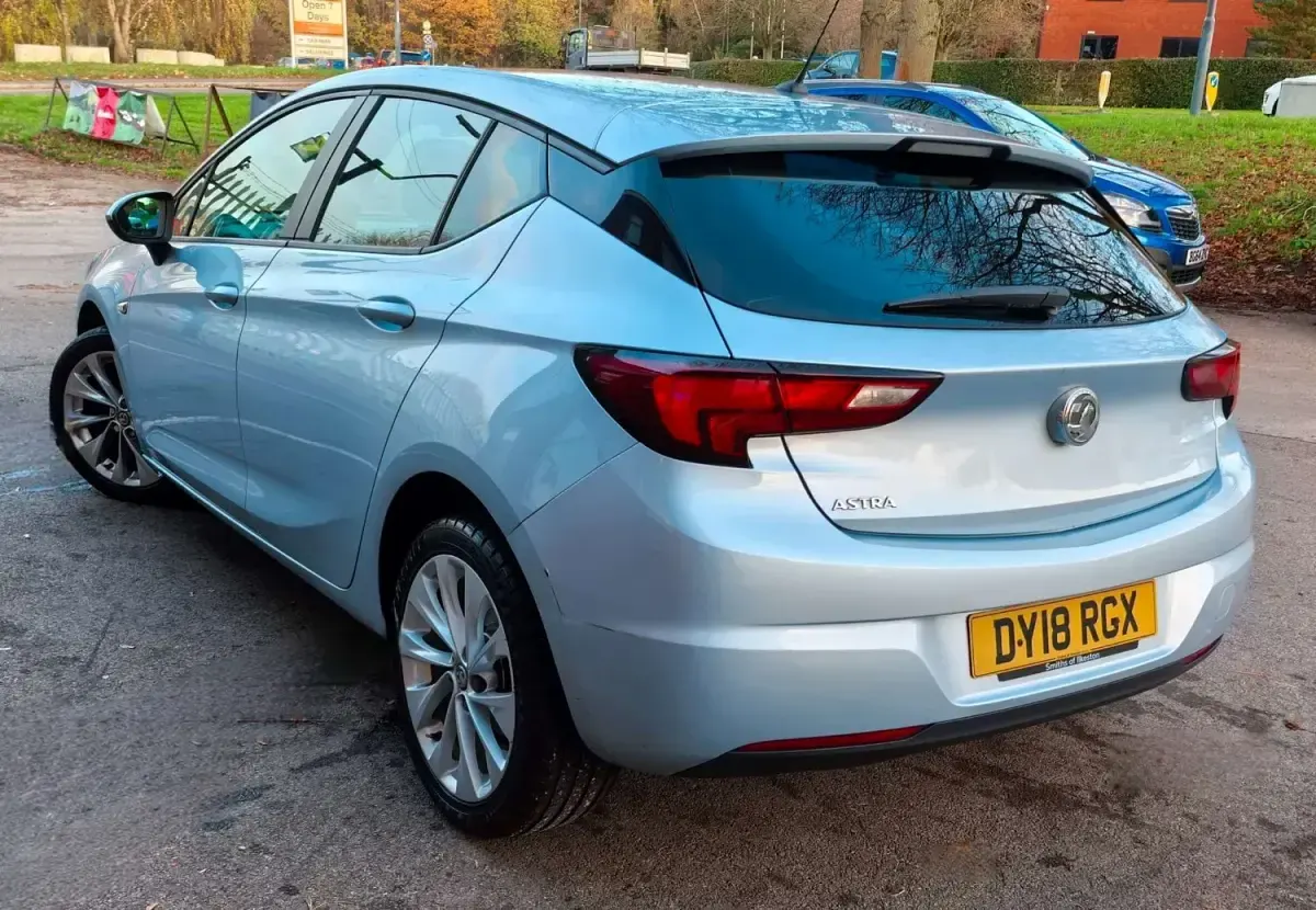 Gebraucht Vauxhall Astra Design Edition 101 PS (74 kW) 2018 Silber Kleinwagen