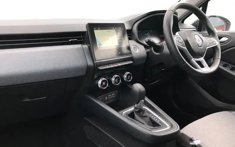 Used Renault Clio V Evolution 143 HP (105 kW) 2024 White Hatchback