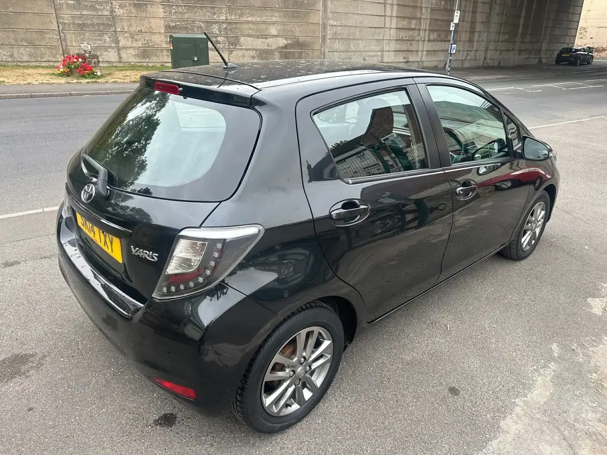 Used Toyota Yaris 99 HP (72 kW) 2014 Black Hatchback