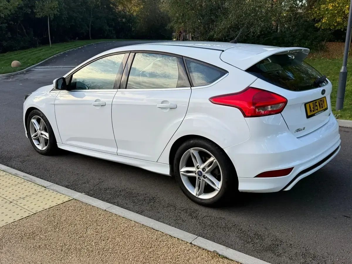 Used Ford Focus Zetec 2015 White Hatchback