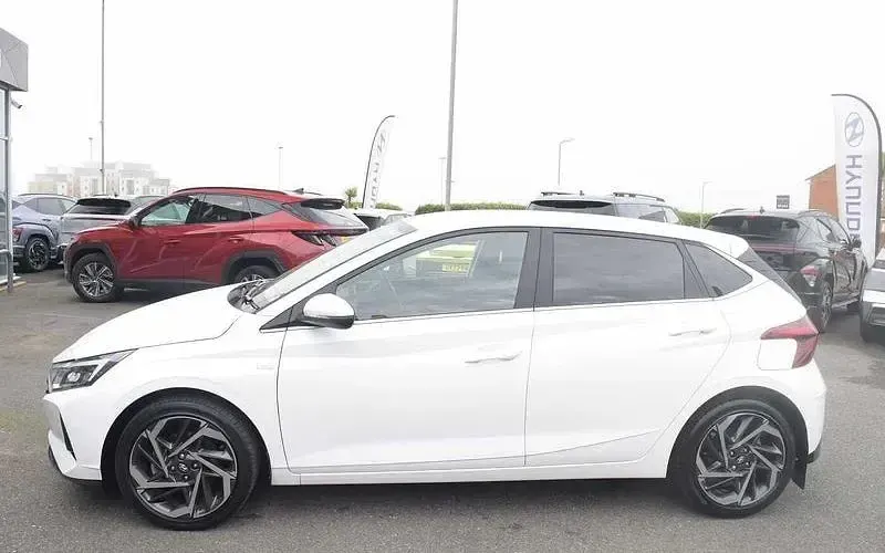 Used Hyundai i20 Premium 101 HP (74 kW) 2023 White Hatchback