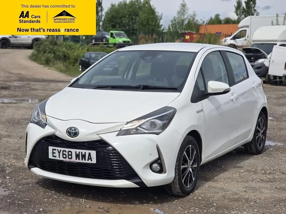 Used Toyota Yaris Hybrid 100 HP (73 kW) 2018 White Hatchback