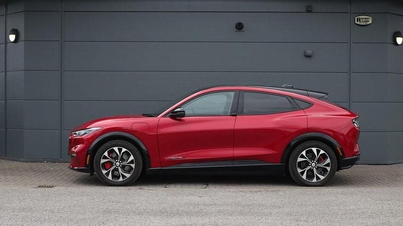 Used Ford Mustang Premium 351 HP (258 kW) 2024 Red Estate