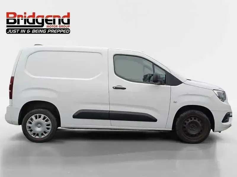 Used Vauxhall Combo Sportive 100 HP (73 kW) 2020 White MPV