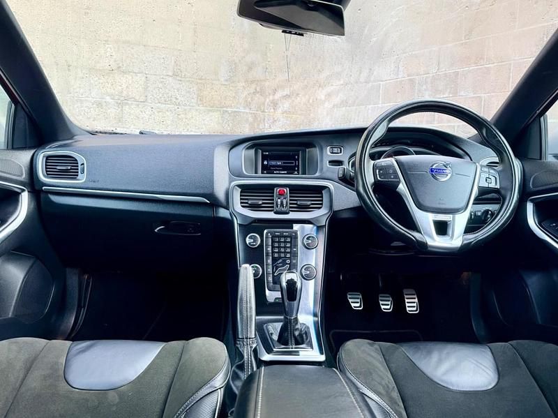 Used Volvo V40 R-Design 190 HP (139 kW) 2015 Red Hatchback