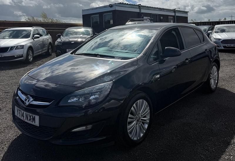 Second-hand Vauxhall Astra 2014 Negru Hatchback