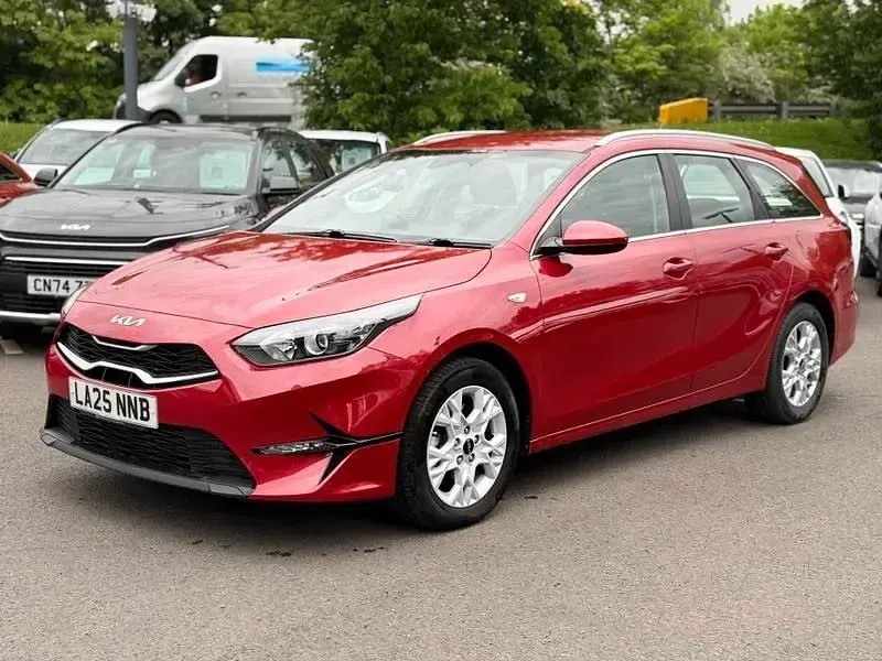 Używany Kia Ceed 138 KM (101 kW) 2025 Czerwony Hatchback