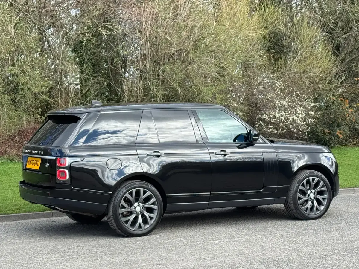 Used Land Rover Range Rover Vogue SE 275 HP (202 kW) 2020 Black metallic SUV