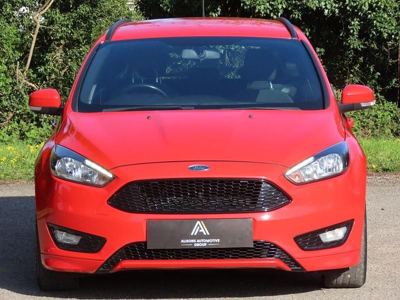 Used Ford Focus ST-Line 120 HP (88 kW) 2017 Red Estate