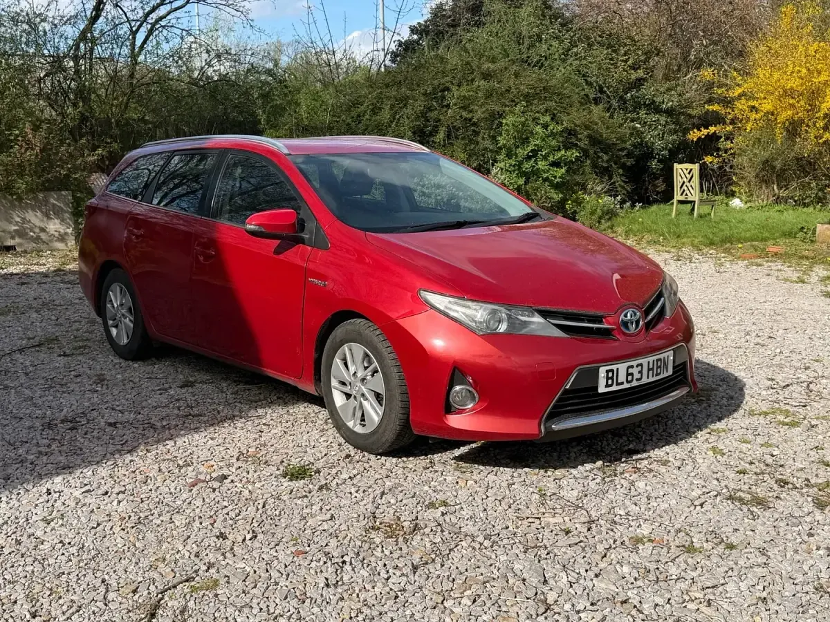Used Toyota Auris Hybrid 136 HP (100 kW) 2013 Red Estate