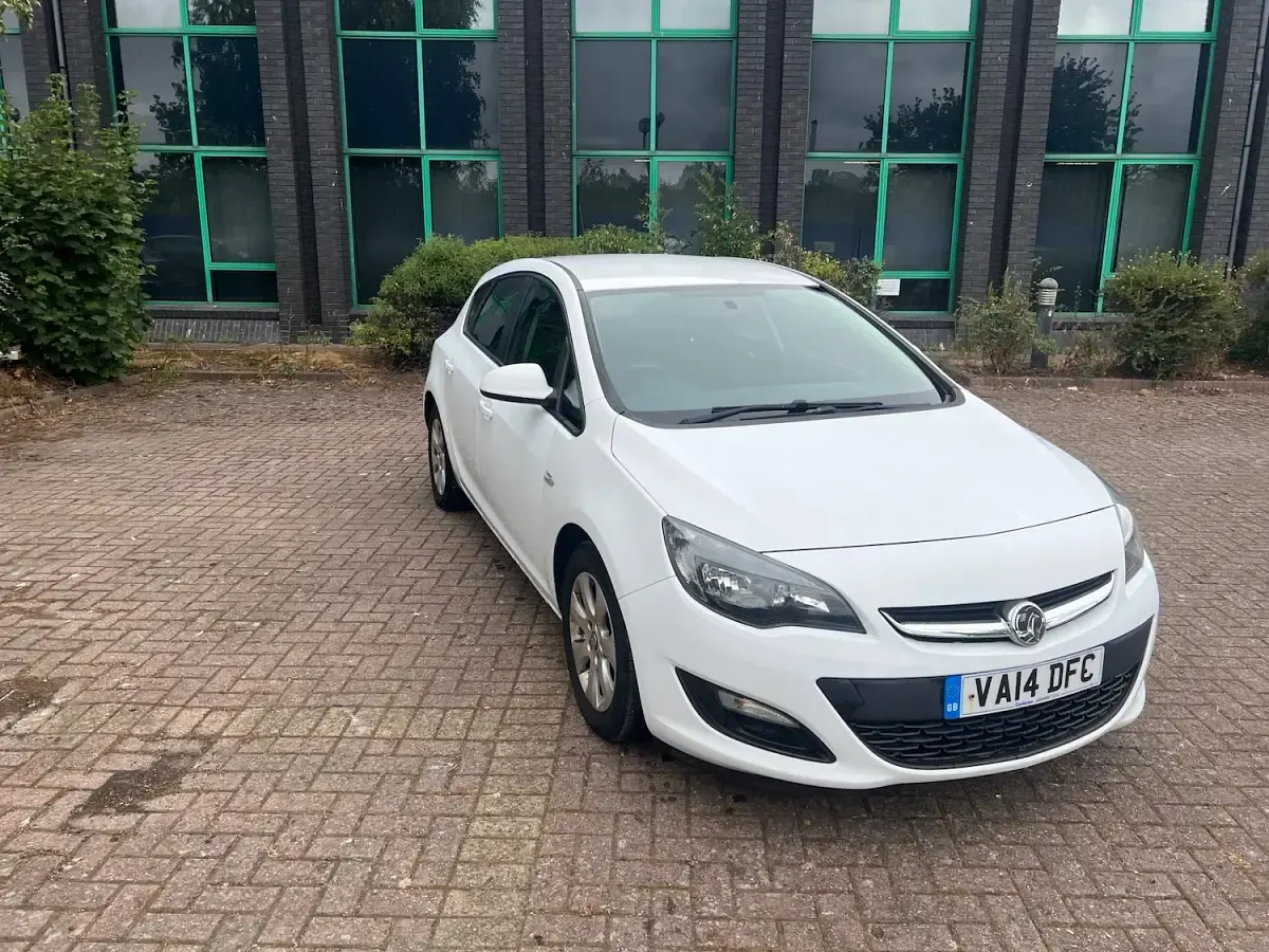 Used Vauxhall Astra Design Edition 108 HP (79 kW) 2014 White Hatchback