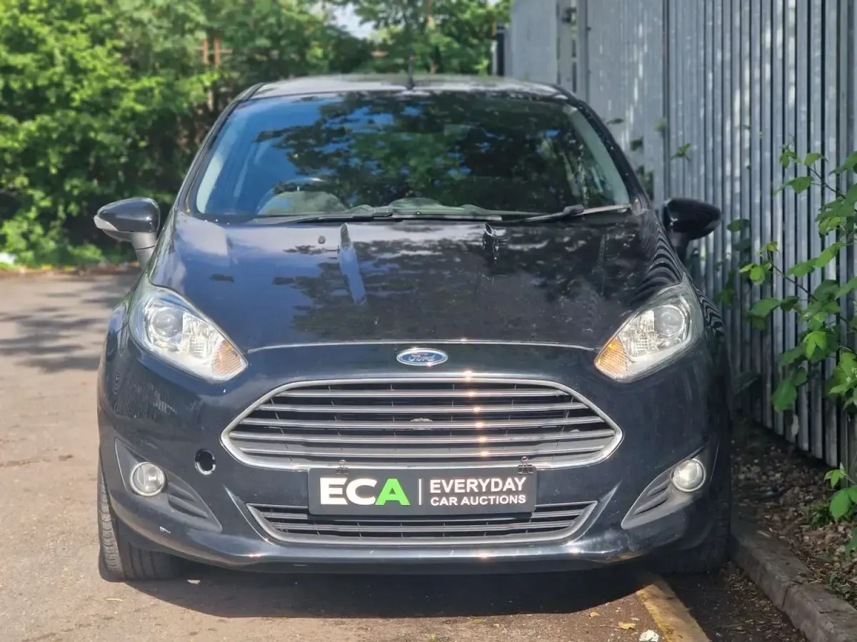 Usado Ford Fiesta Zetec 2013 Negro Utilitario
