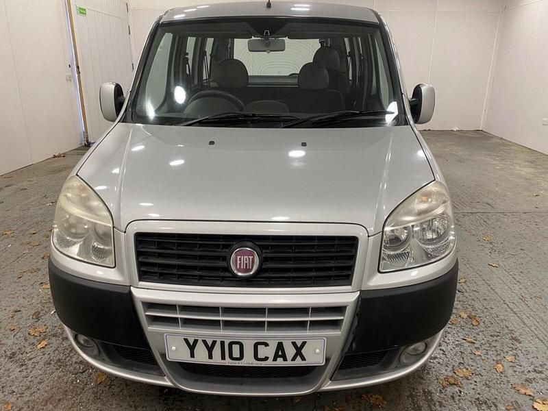 Używany Fiat Doblò Dynamic 77 KM (56 kW) 2010 Srebrny Minivan