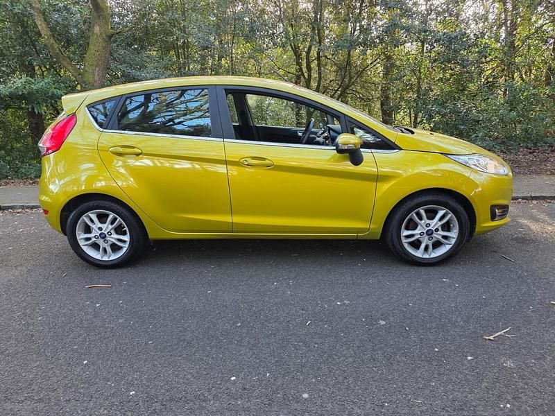 Used Ford Fiesta Zetec 75 HP (55 kW) 2015 Yellow Hatchback