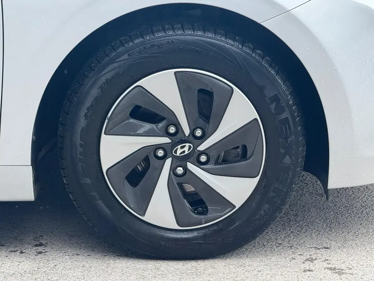 Usado Hyundai Ioniq Premium 141 CV (103 kW) 2019 Plateado Utilitario