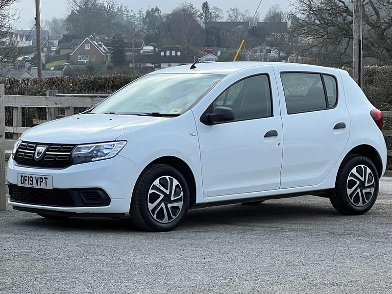 Used Dacia Sandero Essentiel 72 HP (52 kW) 2019 White Hatchback