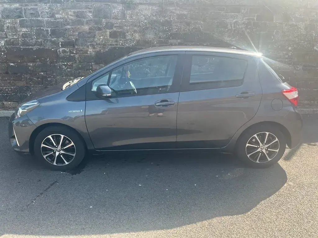 Used Toyota Yaris Hybrid 100 HP (73 kW) 2019 Grey Hatchback