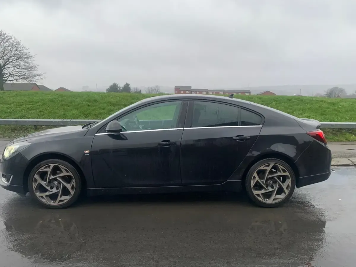 Usado Vauxhall Insignia SRi 136 CV (100 kW) 2015 Negro Utilitario