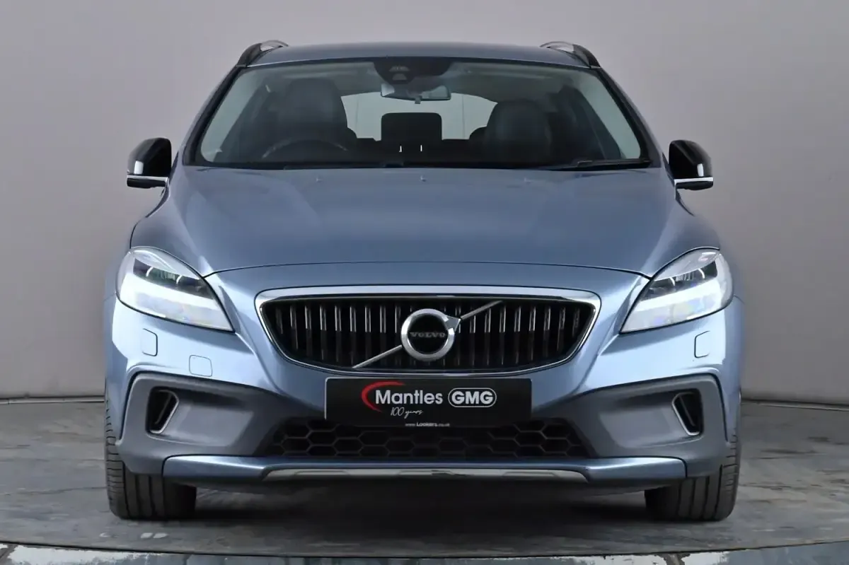 Used Volvo V40 Pro 152 HP (111 kW) 2017 Blue Hatchback