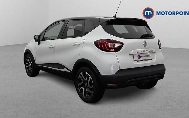 Used Renault Captur Iconic 90 HP (66 kW) 2019 White/black SUV
