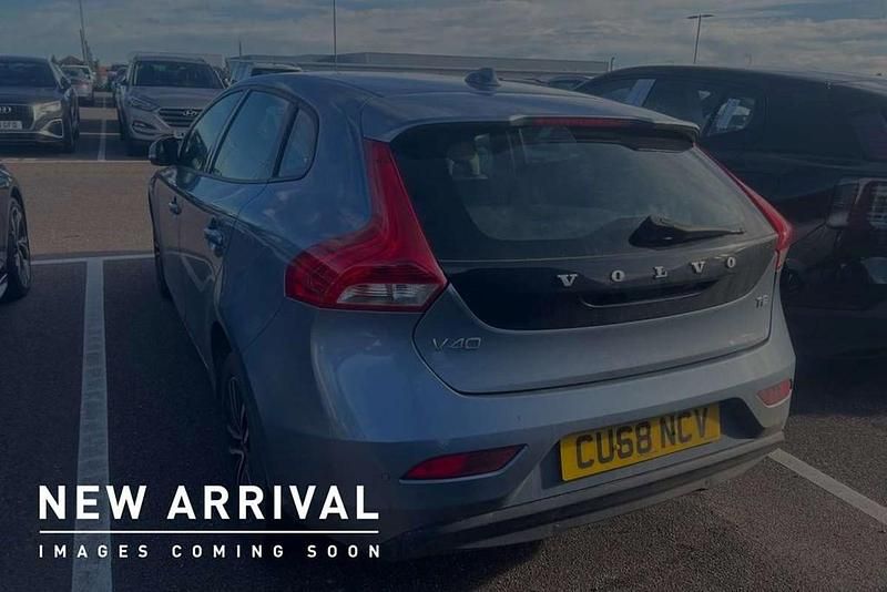 Used Volvo V40 Momentum 120 HP (88 kW) 2018 Blue Hatchback