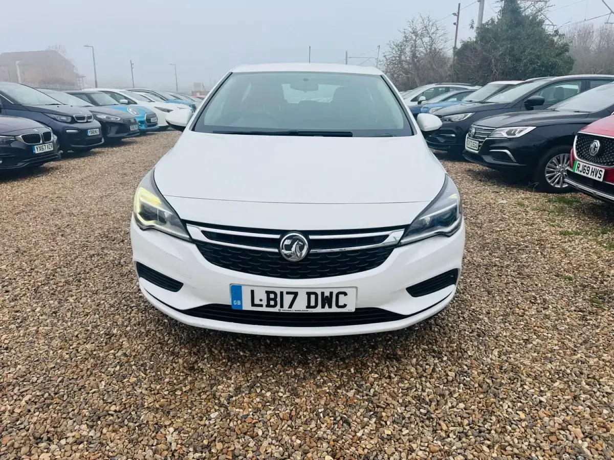Second-hand Vauxhall Astra Design Edition 2017 Alb Hatchback