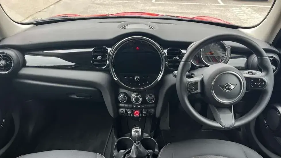 Begagnad Mini Cooper Classic 136 HK (100 kW) 2021 Röd Halvkombi
