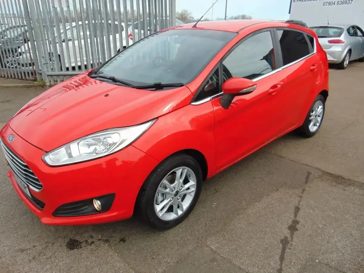 Used Ford Fiesta Zetec 75 HP (55 kW) 2014 Red Hatchback