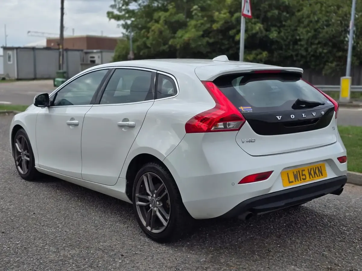 Used Volvo V40 SE 178 HP (130 kW) 2015 White Estate