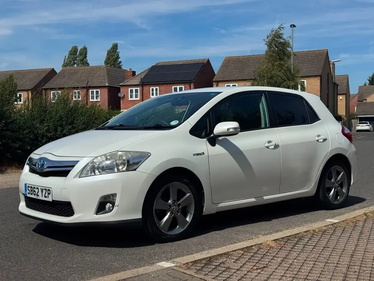 Used Toyota Auris Hybrid 136 HP (100 kW) 2012 White Hatchback