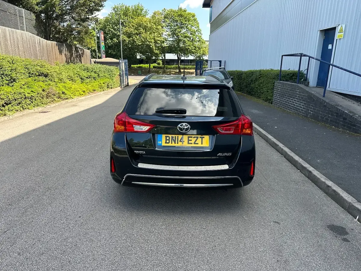Used Toyota Auris Sport 90 HP (66 kW) 2014 Grey Estate