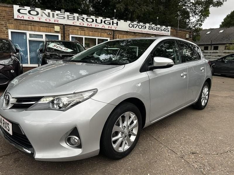 Silver Used 2014 Toyota Auris Hatchback | £5,495 (Good price) - Image 1/4