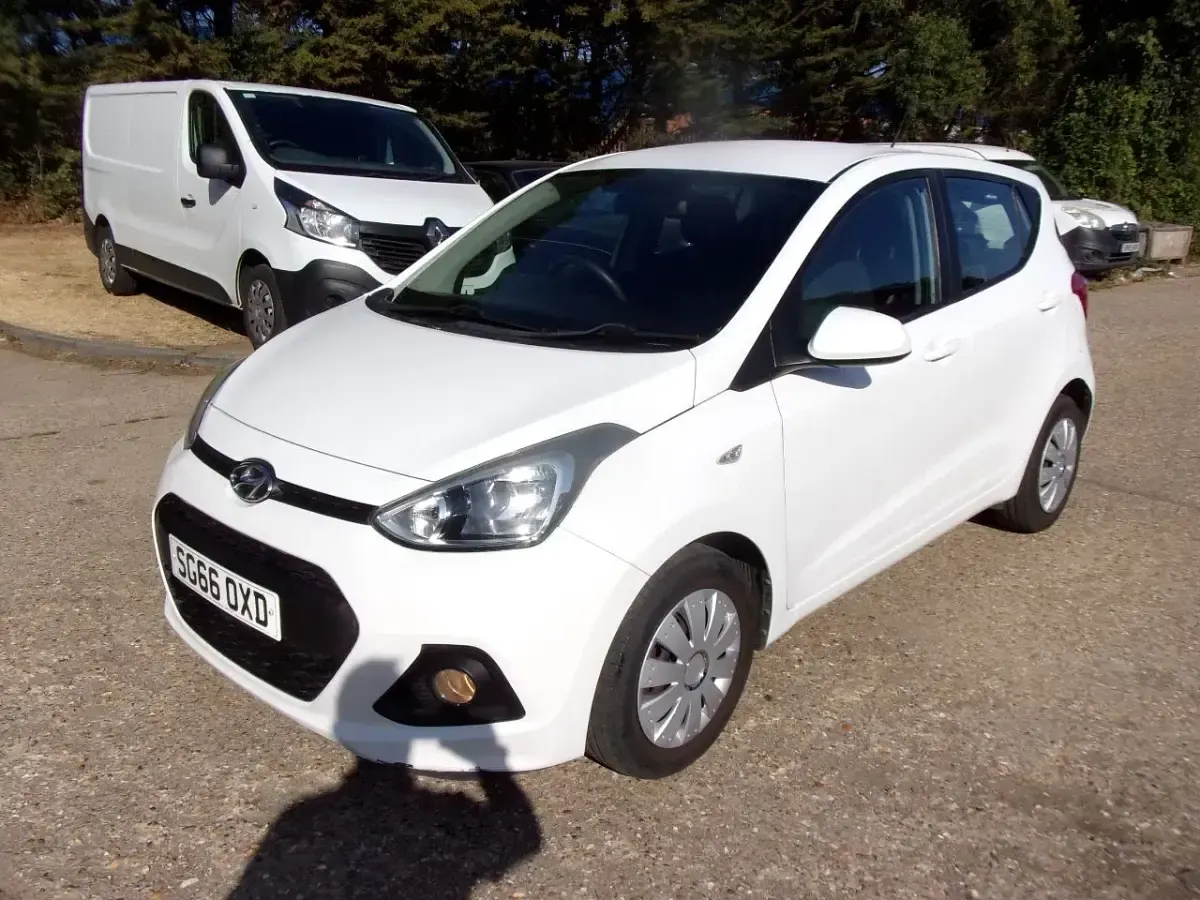 Used Hyundai i10 SE 67 HP (49 kW) 2016 White Hatchback